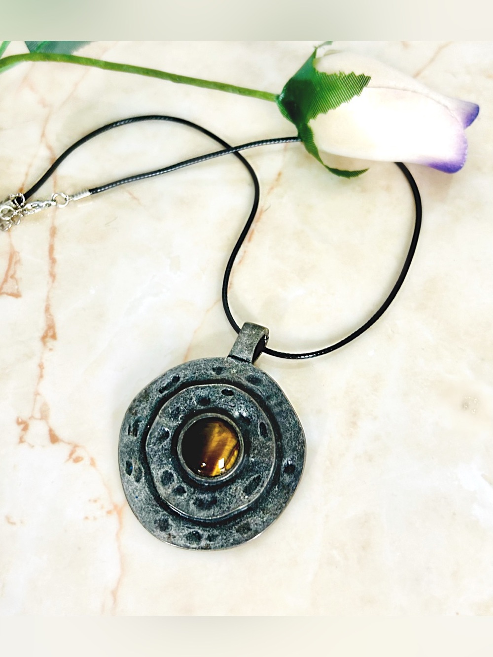 Vintage-Style Faux Tiger Eye Pendant Necklace in Gunmetal